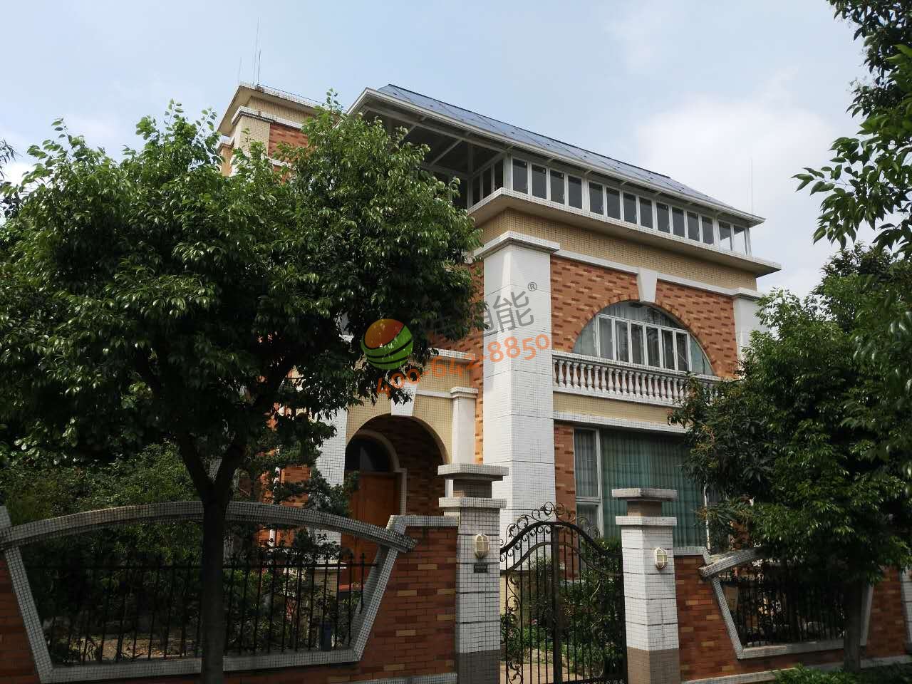 太阳能光伏发电作为屋顶棚房存在,给用户隔出一个活动休闲的空间