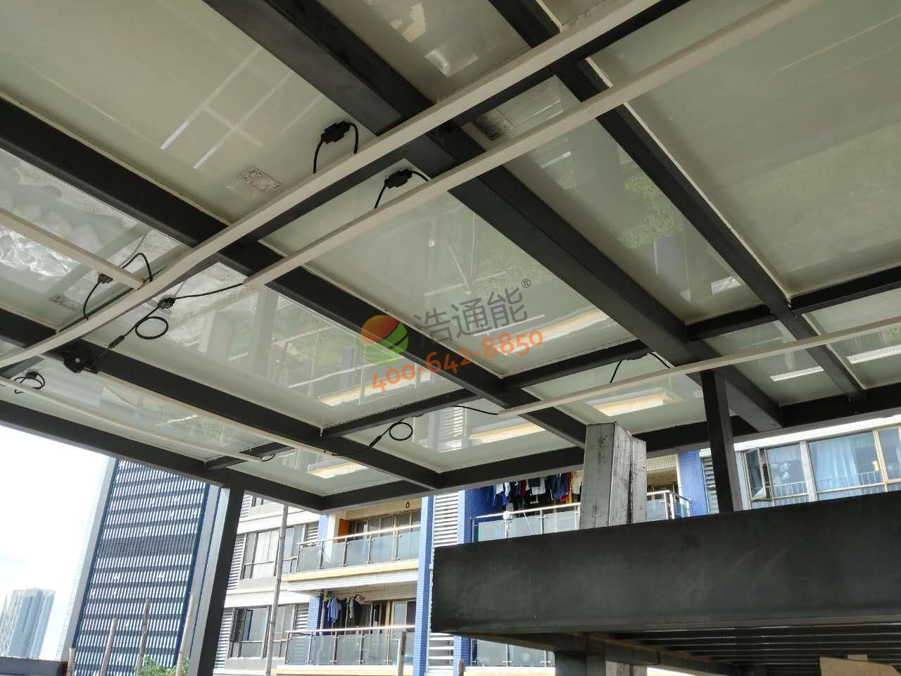 太阳能光伏发电作为屋顶隔热板用居民房屋建筑融合在一起