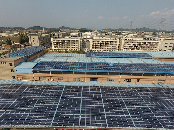 广东施彩涂料有限公司606.96KW太阳能光伏发电宿舍楼顶安装效果图 广东施彩涂料有限公司606.96KW太阳能光伏发电宿舍楼顶安装效果图